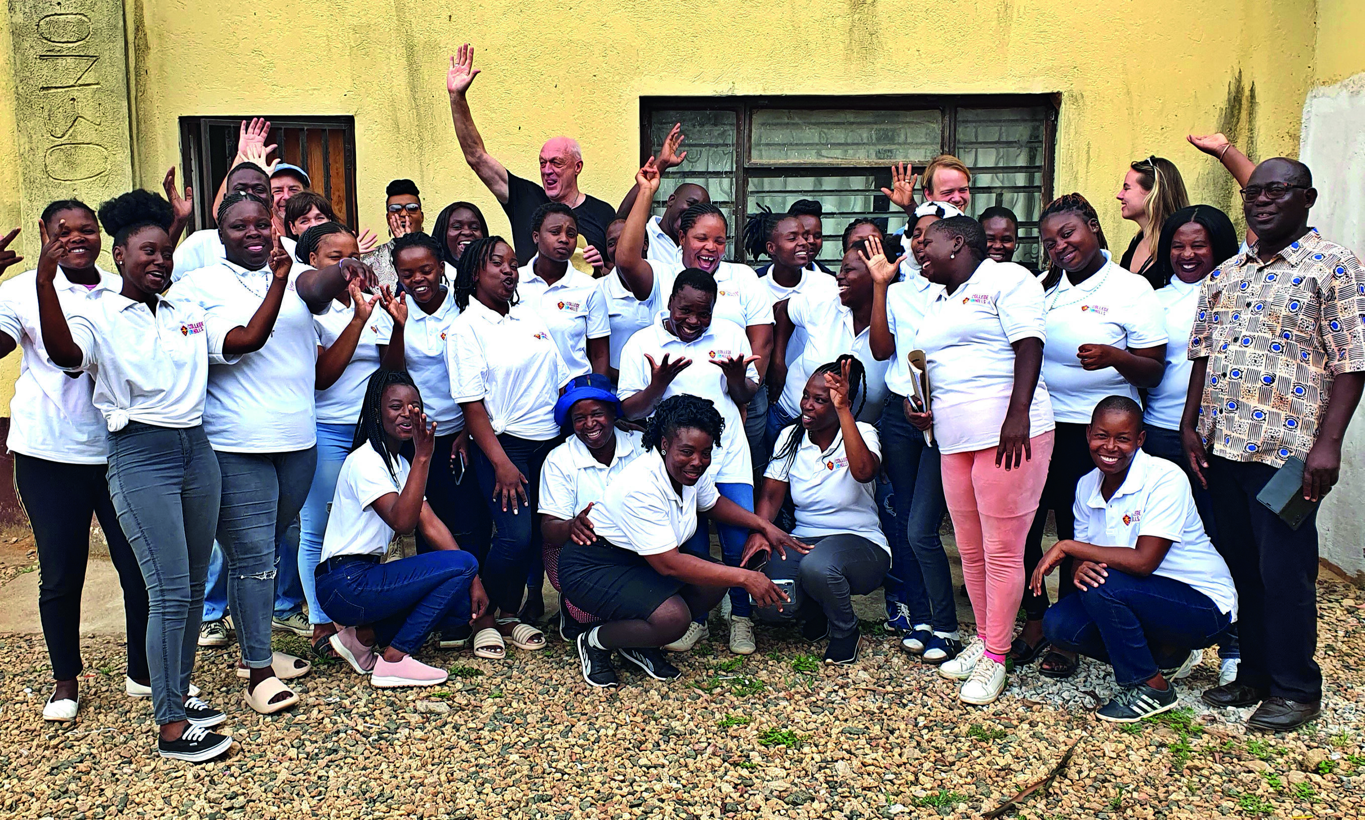 Enthousiaste leerlingen van de computerschool van father Chris (helemaal rechts op de foto).  Op de achtergrond zwaait ‘onze man in Johannesburg’ ons toe.